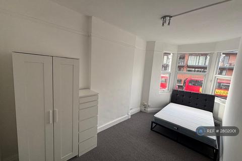 3 bedroom flat to rent, Tooting High St, London, SW17