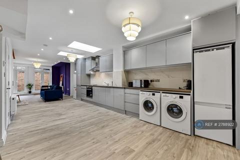 1 bedroom in a house share to rent, Wingmore Road, London, SE24