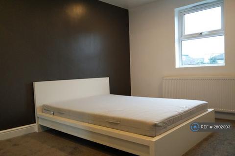 2 bedroom flat to rent, Cairns Road, London, SW11