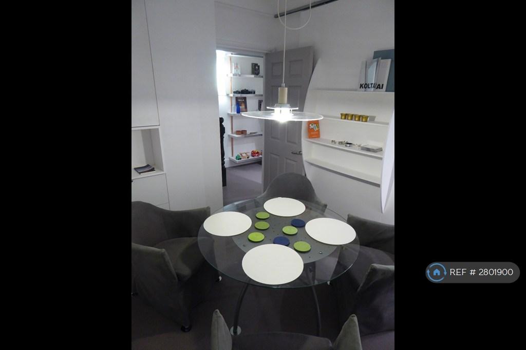 Middle Room As Dining