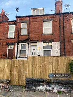 3 bedroom terraced house to rent, Longroyd View, Leeds, LS11