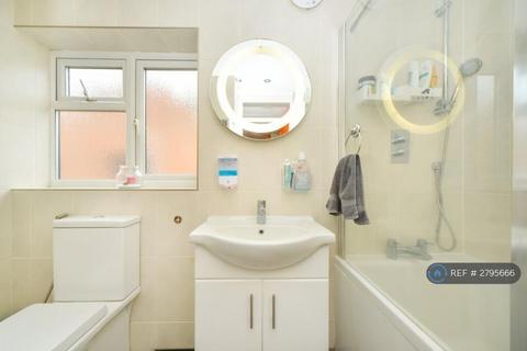 4 bedroom semi-detached house to rent, Woodview Close, Orpington, BR6