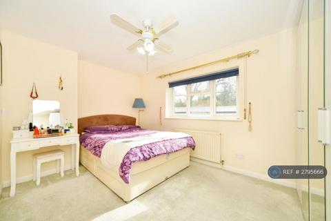 4 bedroom semi-detached house to rent, Woodview Close, Orpington, BR6