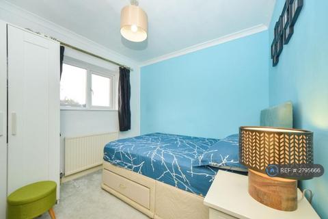 4 bedroom semi-detached house to rent, Woodview Close, Orpington, BR6