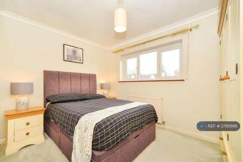 4 bedroom semi-detached house to rent, Woodview Close, Orpington, BR6