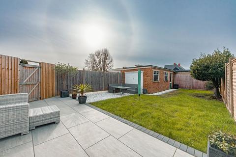 4 bedroom semi-detached house for sale, Carshalton Avenue, Drayton