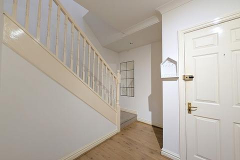 2 bedroom apartment to rent, To Let - St. James Place, Southport - Two Bedroom Duplex Apt