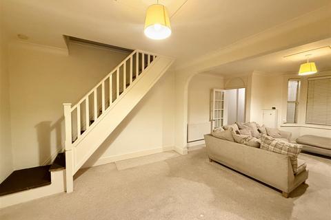3 bedroom end of terrace house to rent, Belgrave Road, Slough