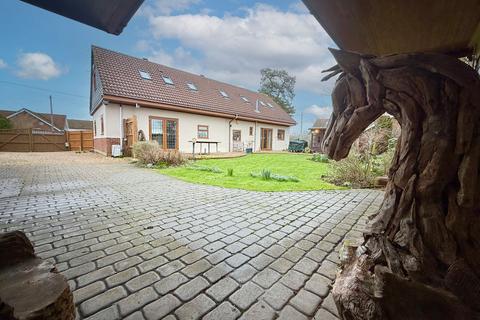 5 bedroom detached house for sale, High Street, Burcott LU7