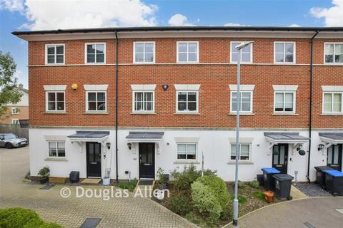 3 bedroom terraced house for sale, Mowbray Close, Epping CM16
