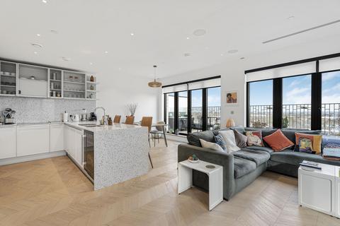 3 bedroom flat for sale, Farnfield Close, N8