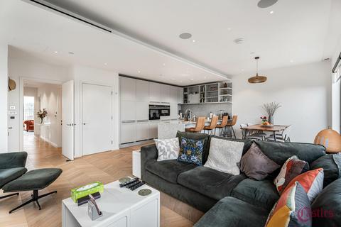 3 bedroom flat for sale, Farnfield Close, N8
