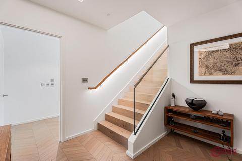 3 bedroom flat for sale, Farnfield Close, N8
