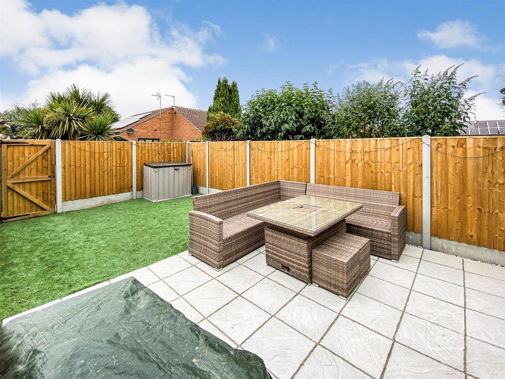 Superb Low Maintenance Garden 820