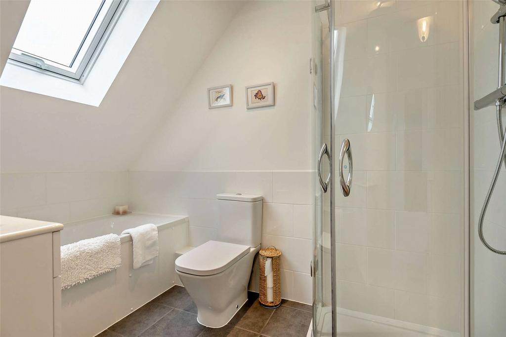 2 En-Suite Bathrooms