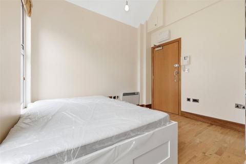 Studio to rent, Chatsworth Road, Hackney, London, E5