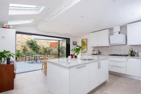 5 bedroom terraced house to rent - Chatto Road, Clapham, London, SW11 6LL