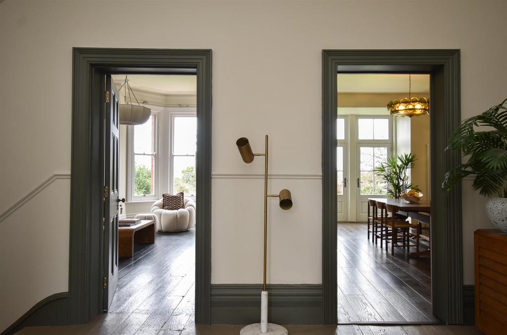 Kitchen &amp; morning room