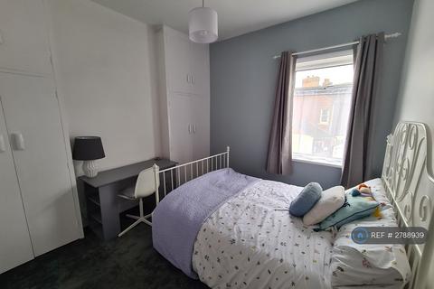 4 bedroom end of terrace house to rent, Clare Street, Stoke-On-Trent, ST4