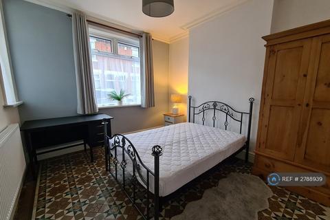 4 bedroom end of terrace house to rent, Clare Street, Stoke-On-Trent, ST4