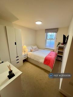 1 bedroom in a flat share to rent, Raynes Park, London, SW20