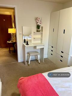 1 bedroom in a flat share to rent, Raynes Park, London, SW20