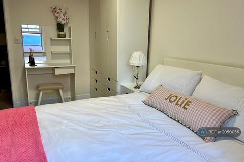 1 bedroom in a flat share to rent, Raynes Park, London, SW20