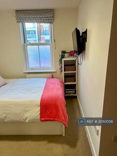1 bedroom in a flat share to rent, Raynes Park, London, SW20
