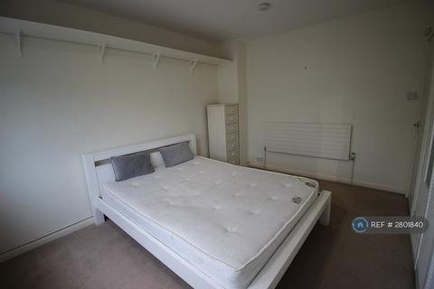 2 bedroom flat to rent, Limes Gardens, London, SW18