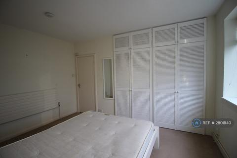 2 bedroom flat to rent, Limes Gardens, London, SW18