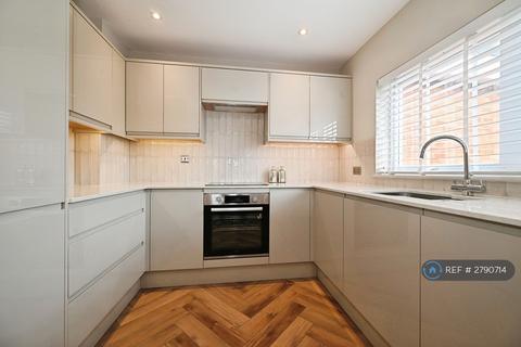 2 bedroom flat to rent, Meadow Road, Henley-On-Thames, RG9