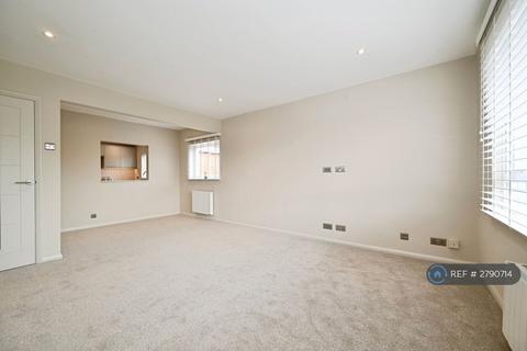 2 bedroom flat to rent, Meadow Road, Henley-On-Thames, RG9