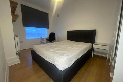 1 bedroom in a flat share to rent, Meadow Road, Oval SW8