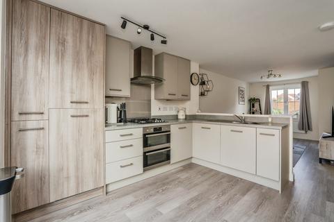 2 bedroom end of terrace house for sale, Chervil Drive, Chichester