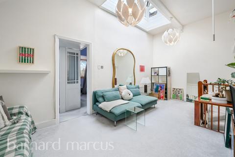 2 bedroom flat for sale, Emlyn Road, London