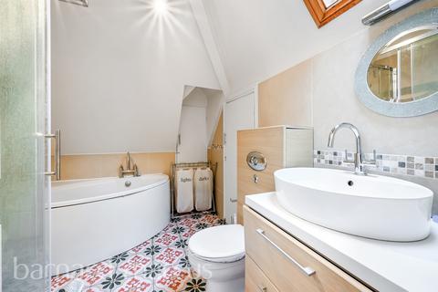 2 bedroom flat for sale, Emlyn Road, London