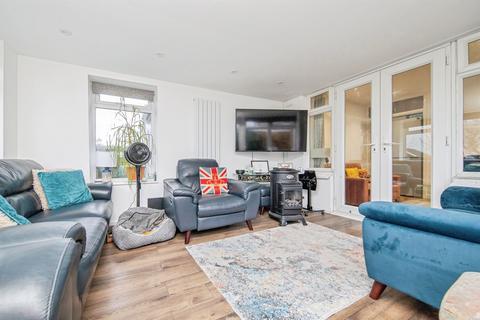 4 bedroom chalet for sale, Aylesbury Drive, Holland-On-Sea, Clacton-On-Sea