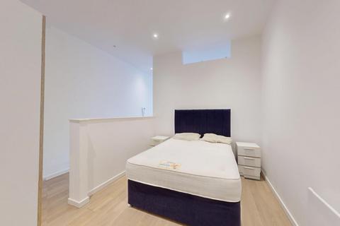 Studio to rent, Riverbank Way