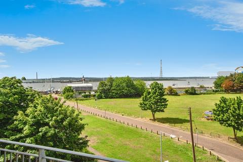 2 bedroom flat for sale, Thames Road, Grays
