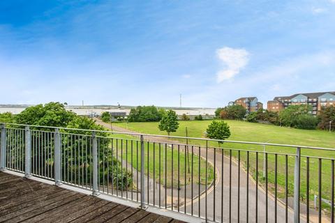 2 bedroom flat for sale, Thames Road, Grays