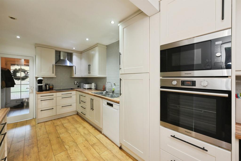 Kitchen / Breakfast Room: