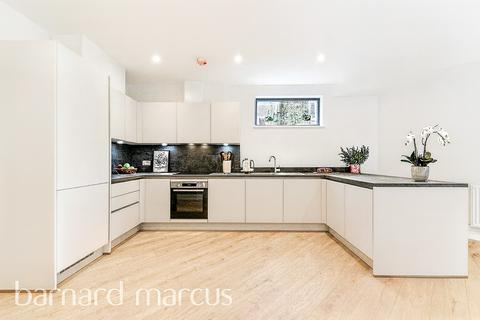 3 bedroom ground floor flat for sale, Acacia Road, London