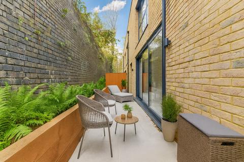 3 bedroom ground floor flat for sale, Acacia Road, London
