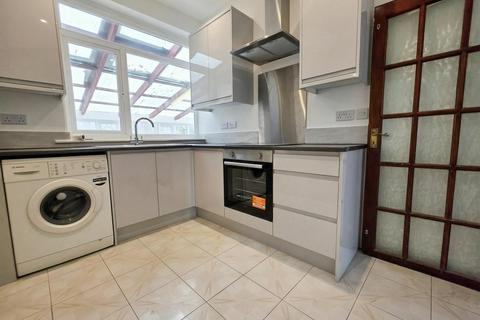 3 bedroom semi-detached house to rent, Church Street, London