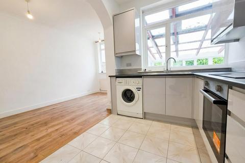 3 bedroom semi-detached house to rent, Church Street, London