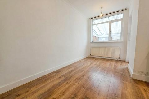 3 bedroom semi-detached house to rent, Church Street, London