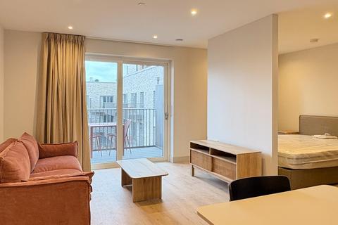 Studio to rent, Caversham Road