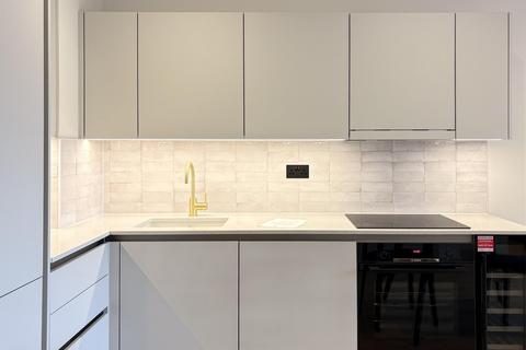 Studio to rent, Caversham Road