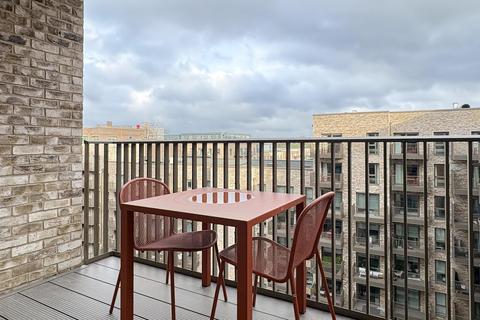 Studio to rent, Caversham Road