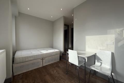 Studio to rent - Week Street